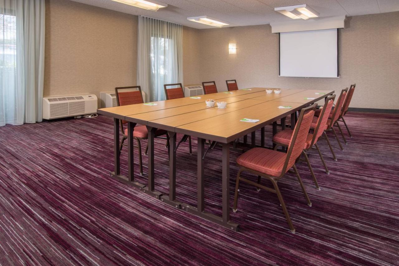 Hotel Courtyard By Marriott Fair Oaks 3*