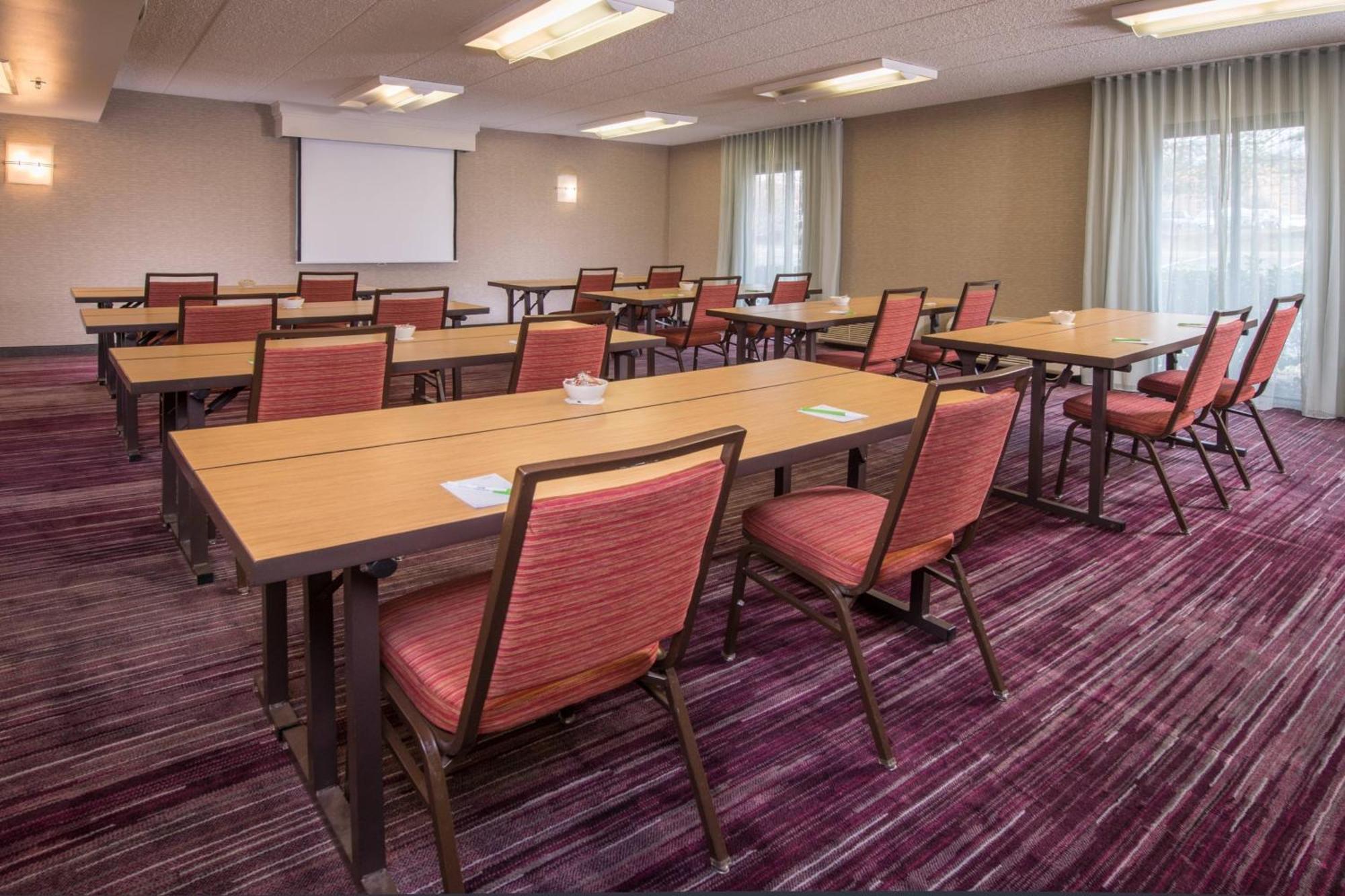 Courtyard By Marriott Fair Oaks