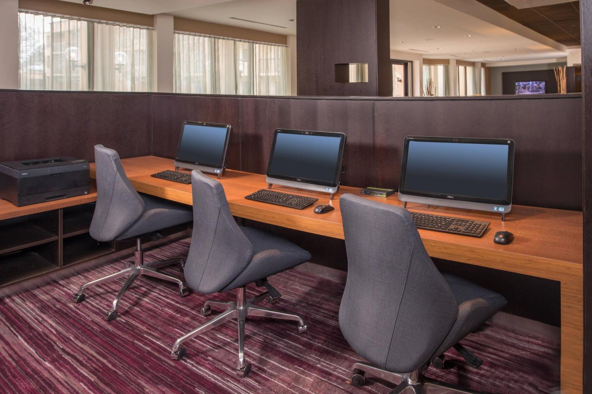 Courtyard By Marriott Fair Oaks Hotel